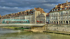 BESANCON: le quai Vauban, le pont Battant, le tram 01