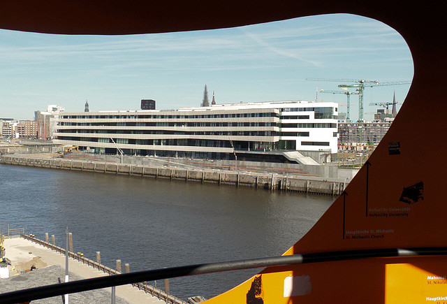 Blick vom ViewPoint auf den Baakenhafen und die Hafen-City-Universität HCU