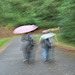 Wanderung mit rosa Schirm
