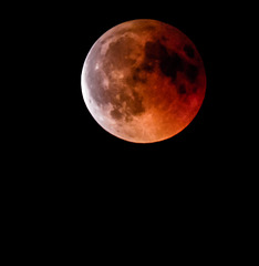 "la lune est rouge au brumeux horizon"...