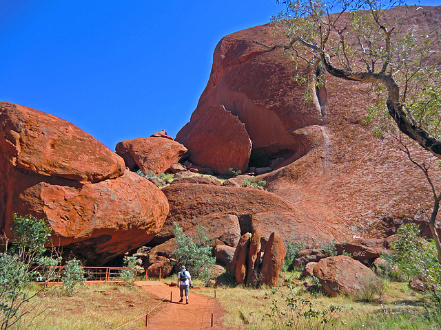 Am Fuße des Uluru