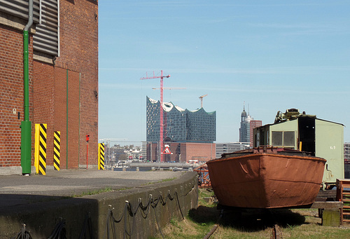 Blick vom Bremer Kai (Hafenmuseum) auf das neue Wahrzeichen Hamburgs