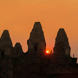 Sonnenuntergang beim Pre Rup Tempel (P.i.P.) - view on black background (© Buelipix)