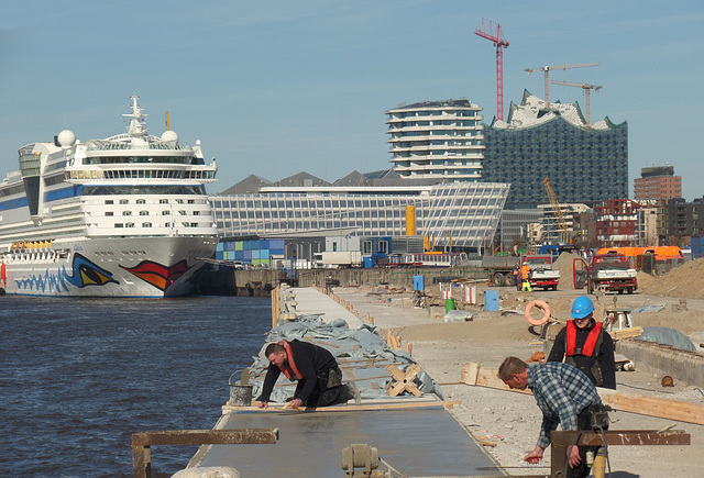 Im Hamburger Hafen: Rege Bautätigkeit bei laufendem Betrieb