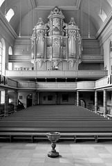 Kirchenschiff und die Wiegleb-Orgel