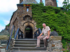 Burg Thurant bei Alken an der Mosel, vor dem Torgebäude