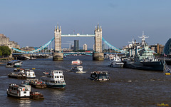 Viel Betrieb vor der Tower Bridge (2*PiP)