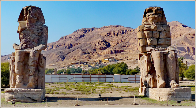 LUXOR : statue giganti all'ingresso alla valle dei Re