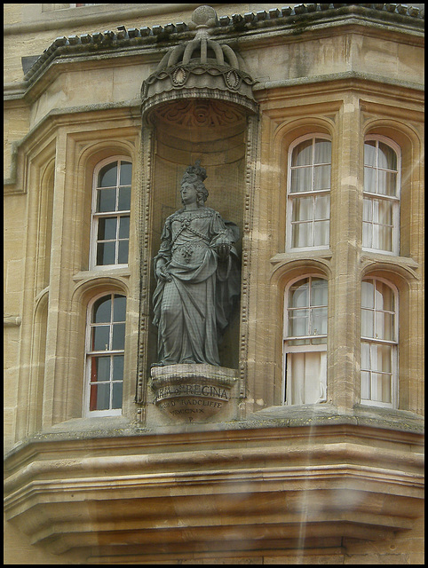 Maria Regina statue