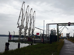 Kräne und Eladepumpen im Hafen Lauterburg
