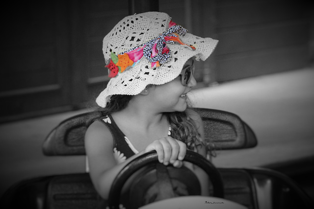 La petite fille au chapeau