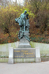 Statuo de la poeto Karel Hynek Mácha en Prago sur la monteto Petřín