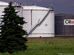 Fast idyllisch, das Öl-Lager der Oiltanking auf Kattwyk in 2004