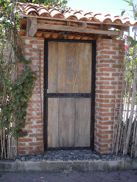 Porte et briques / Bricks and door