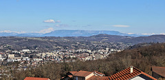 Domarin (38) 5 mars 2015. Vue sur Bourgoin-Jallieu, le Mont du Chat et, au fond, les Alpes (Mont-Blanc sur la gauche).