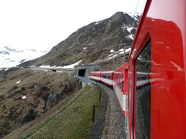 Lavinen und Steinschlaggalerien auf der Matterhorn-Gotthard Strecke