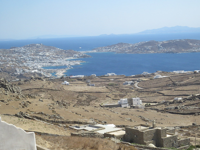Vue sur le vieux port de Mykonos depuis Armenistis.