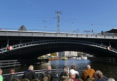 Bootsfahrt auf der Spree: Brücke am Bahnhof Friedrichstraße