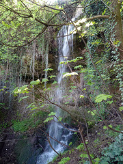 Kleiner Wasserfall mitten in Estavayer
