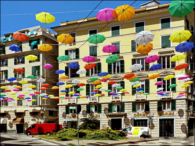 tanti ombrelli in piazza De Ferrari