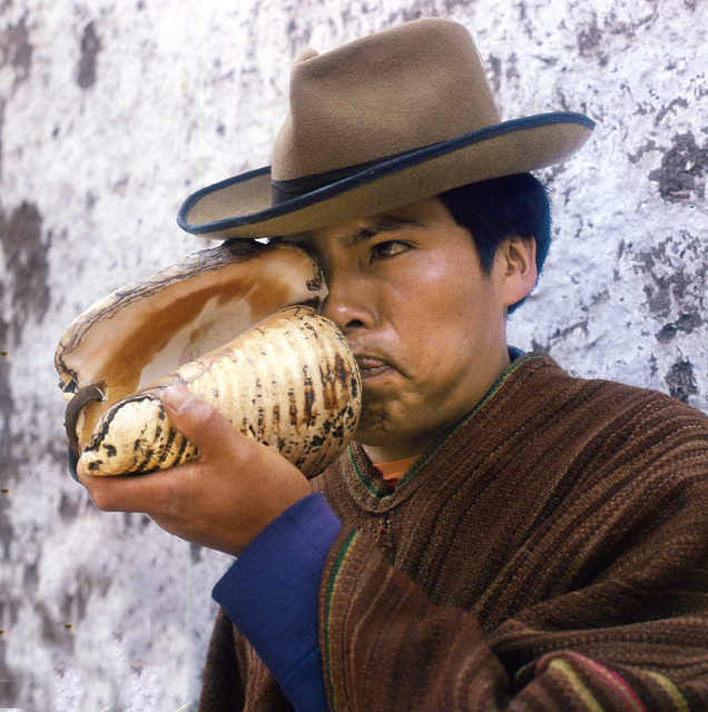 Playing the conch - Pisac