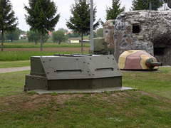 MG und Kanonentürme vor dem Bunker Kasematte