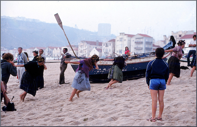 Fischerfrauen von Nazaré ziehen das volle Netz an Land (1982)