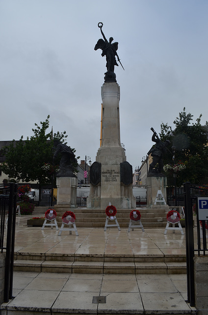 Londonderry, War Memorial on the Diamond Square