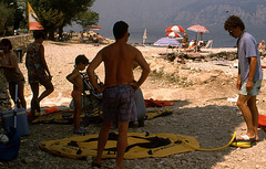 Arbeiter, Aufpasser und Beobachter bei der Arbeit in Torri di Benaco am Gardasee 1991