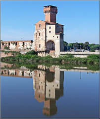 La torre Guelfa si specchia nell'Arno