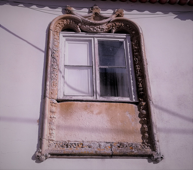 A "Manuelino's Gothic" window lost in Aljubarrota