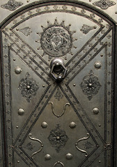 Heurtoir sur une jolie porte en métal à Marrakech