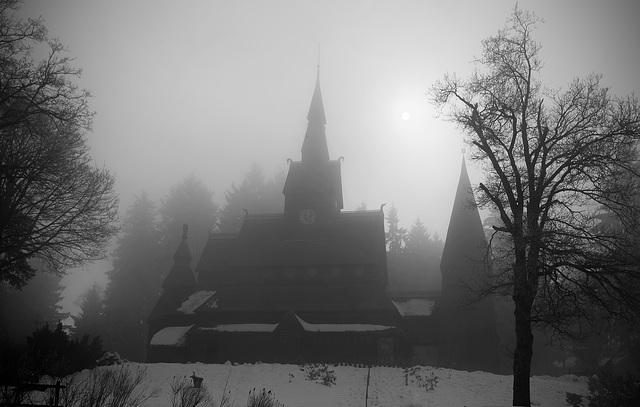 Stabkirche im Nebel