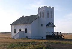 Église de bois en zone isolée / Wooden church in the middle of almost nowhere