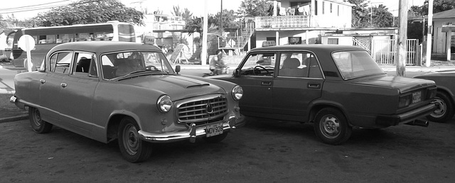 Deux taxis des belles années d'autrefois (Cuba)