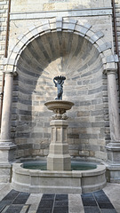 BESANCON: La nouvelle fontaine place Saint Pierre.