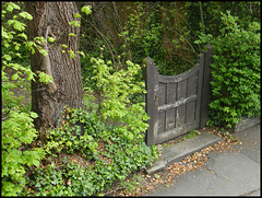 quaint little gate on Banbury Rd