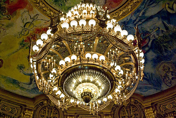 La granda lustro de l' Operejo Garnier en Parizo
