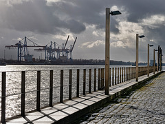 Blick vom Dockland-Ufer zum Burchardkai und zum Terminal Tollerort (2 x PiP) - Hamburg