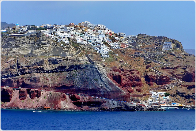 Santorini : Oia vista dal mare -