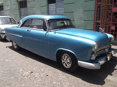 Une Ford sûrement modifiée à la Cubana