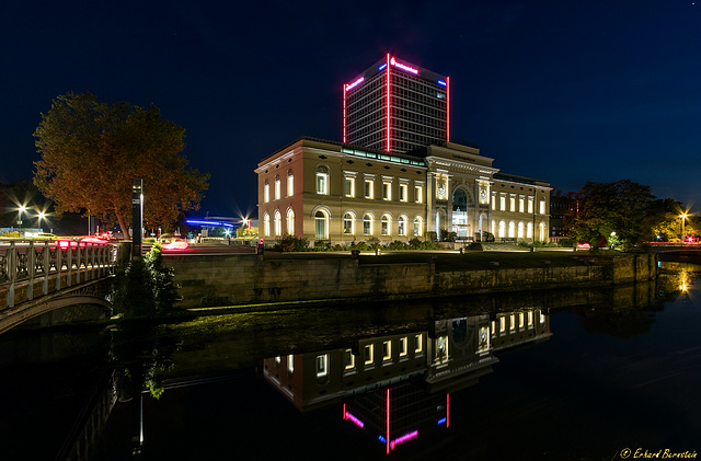 Braunschweigische Landessparkasse bei Nacht (und im PiP bei Tag)