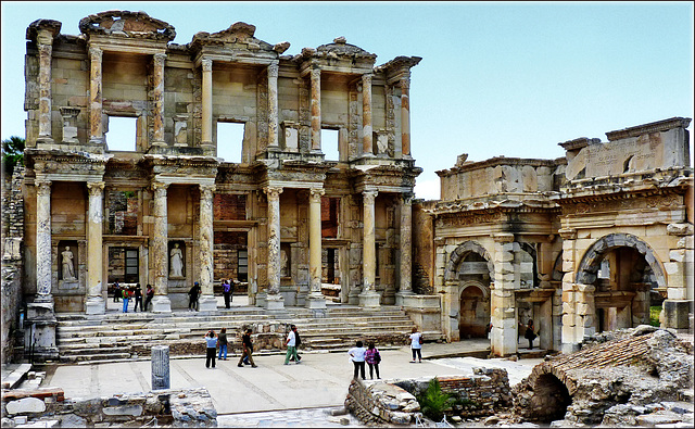 Ephesus - La porta di Mazzeo e Mitridate e la Biblioteca di Celso -