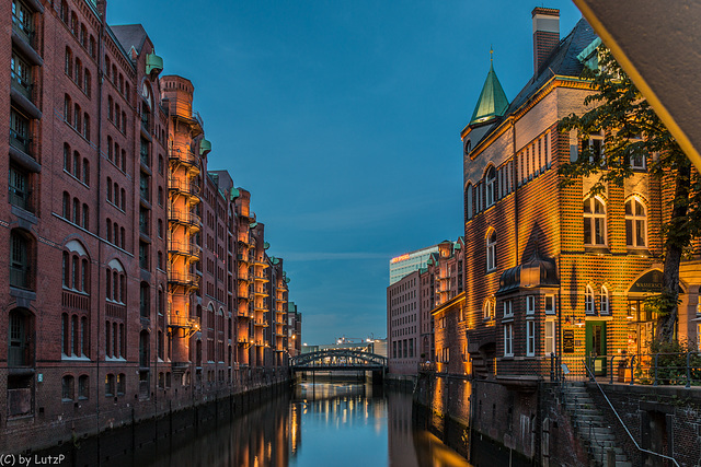 Canal in Hamburg's Warehouse District - Wandrahmsfleet in der Speicherstadt (075°)