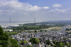 Blick auf Honfleur, Pont de Normandie und Seinemündung