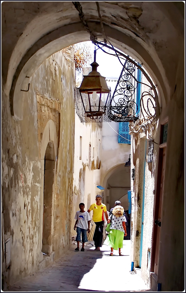 Tunisi : la Medina : i vicoli stretti e le case collegate una all'altra