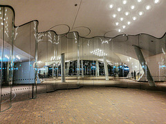 Nachts auf der Plaza der Elbphilharmonie
