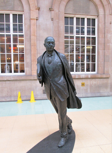Philip Larkin in bronze at Hull Paragon Station.