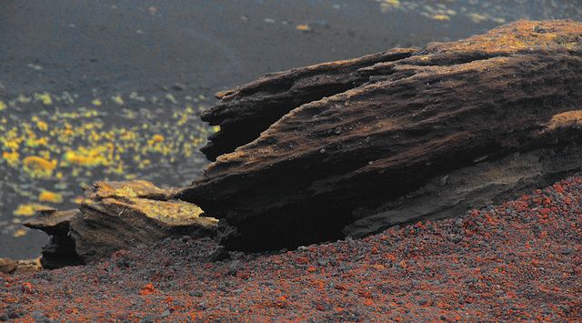 Lavafelsen auf rotgrauer Asche