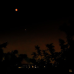 Lune en haut à gauche, Mars plus petit en dessous à l'oblique et les lumières de Sélestat tout en bas, 23:06:48